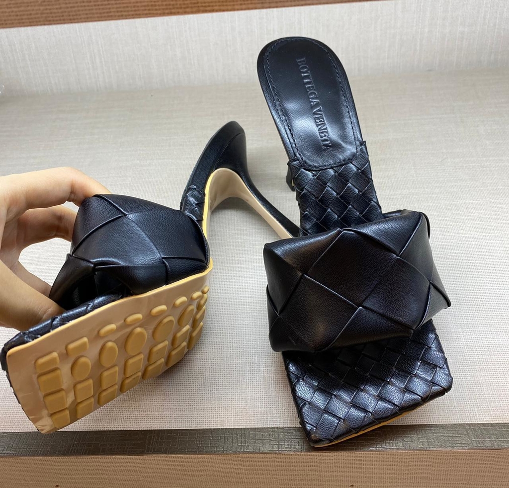 O tamanco Bottega Veneta -