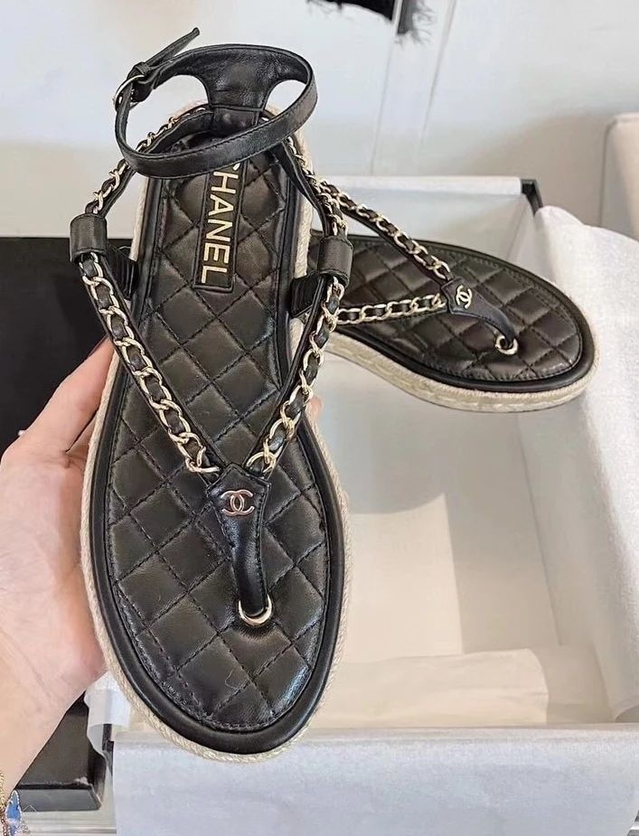 Rasteira chanel em couro legítimo - R$ 1990.00, cor Branco #44158, compre  agora | Shafa