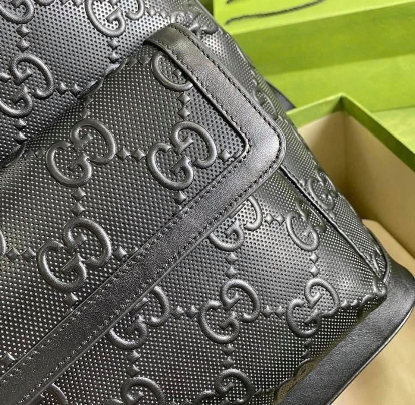 black gucci embossed bolsa