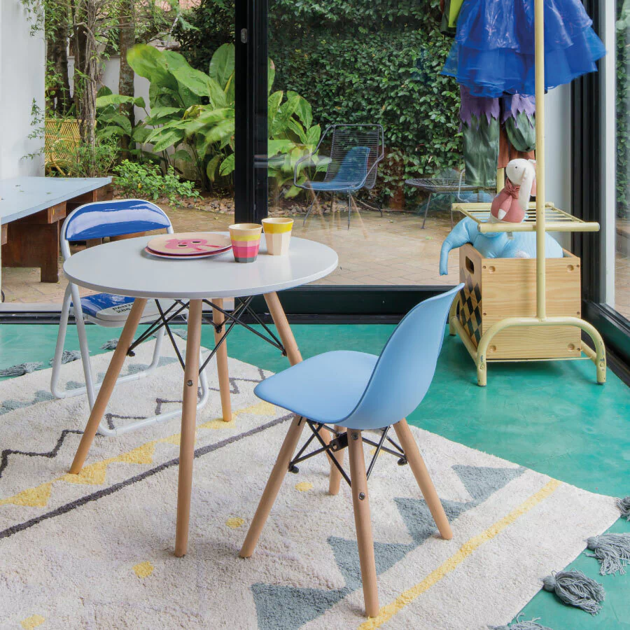 Cadeira Eames Junior - Azul com base de madeira natural