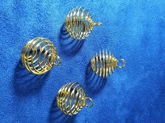 Casulo pingente espiral para inserir cristais - banhado a ouro