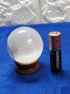 Esfera de selenita 4,5cm com suporte - purificação na internet