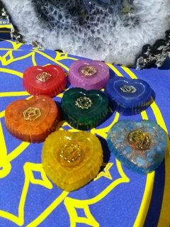 Kit orgonites dos 7 chakras - corações com símbolos dourados - loja online