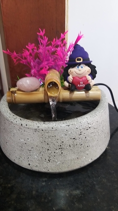Fonte de água artesanal com bruxinha Holda e quartzo rosa - bivolt