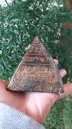 Pirâmide de orgonite motivos egípcios - força e sabedoria