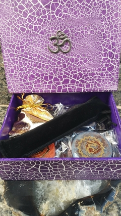 Kit terapêutico orgonite chakras, pêndulo de orgonite e bastão de selenita + caixa artesanal - ORGONITE E ARTE