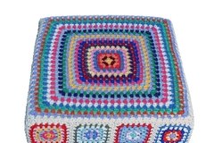 Puff Quadrado de Crochet Multicolorido na internet