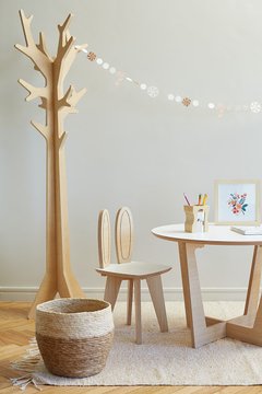 Mesa para niños con base en forma de cruz