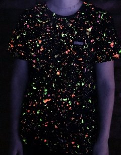 camisa preta com neon