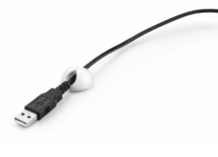 Organizador emborrachado fixador para cabos segurando um cabo USB