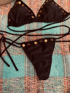Bikini bordada María black en internet
