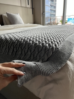 Pie de cama tejido gris (cama queen y king) en internet