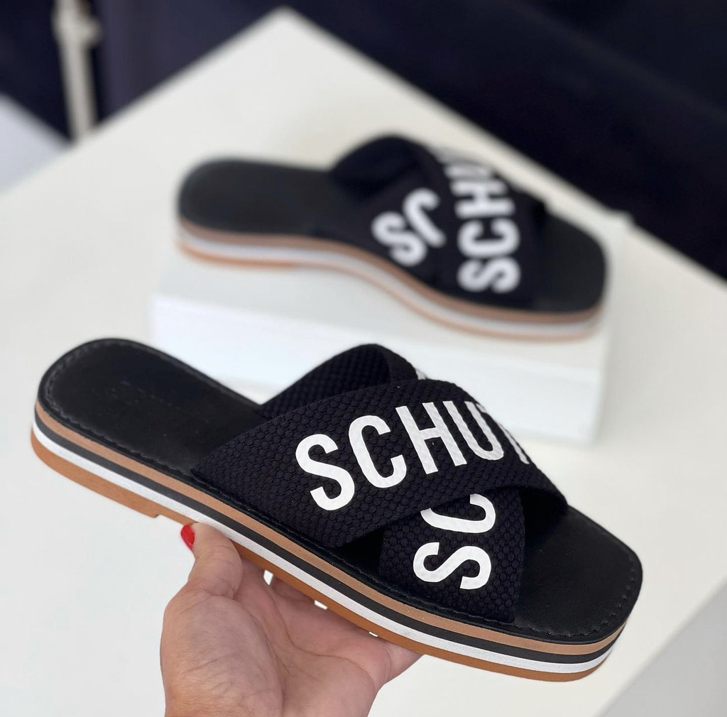 SANDÁLIA RASTEIRA DE X LOGO SCHUTZ GIANNI GREEN_S2088900040031 - SANDÁLIA  RASTEIRA SLIDE TECIDO VERDE - SCHUTZ