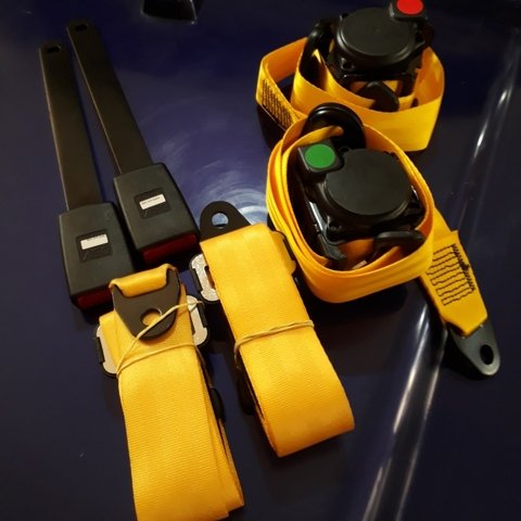 Jogo cinto de segurança para Buggy Amarelo ( Com 6 peças) 02 dianteiros +  02 pezinhos de cinto dianteiros + 2 cintos traseiros abdominais
