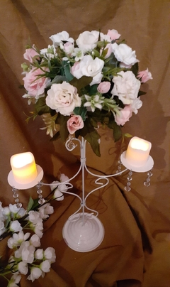 Centro de mesa candelabro con flores y caireles