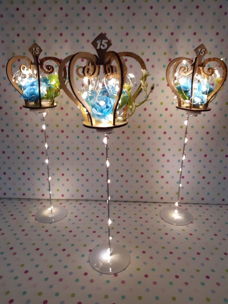 centro de mesa corona con flores y luz led 30 cm
