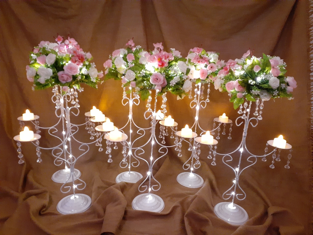 Centro de mesa candelabro con flores. luces led y caireles