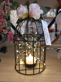 centro de mesa jaula negra portavela con luces led y flores