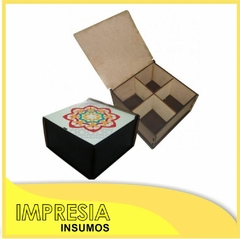 Cajas de te con 4 compartimentos divisorios. Medidas: 15 x 15cm y 7cm de alto.