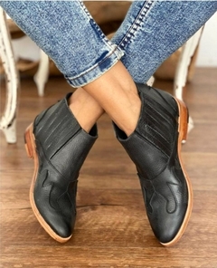  Texana Seul de cuero negro con detalle de elástico lateral cubierto y detalles de costura.
