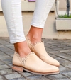  Zapato de cuero Vilas Arce para mujer con detalle de tachas.