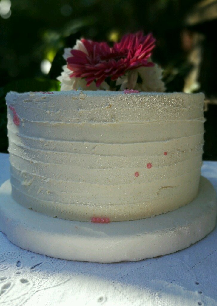 Torta de diseño Nature Buttercream y Flores Naturales pastel con flores naturales Torta de diseño Nature Buttercream y Flores Naturales