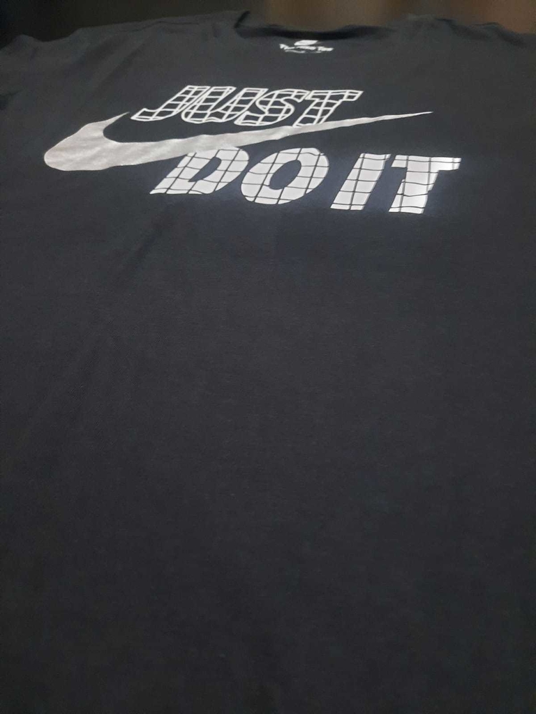 Camiseta Nike Just Do It Preto + Prata DM4196-010