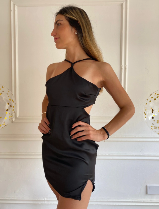 Vestido de saten con tajo al costado RAFA Vestido de saten con tajo al costado RAFA