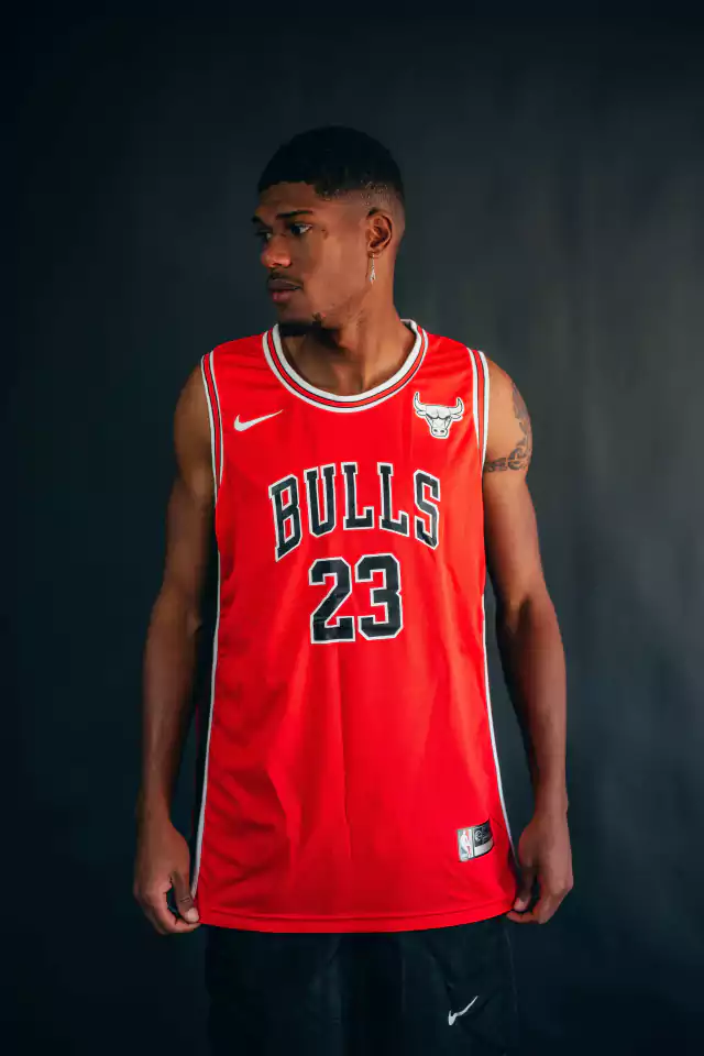 Camiseta Chicago Bulls “Chicago” Jordan (23) Roja Franja Negra