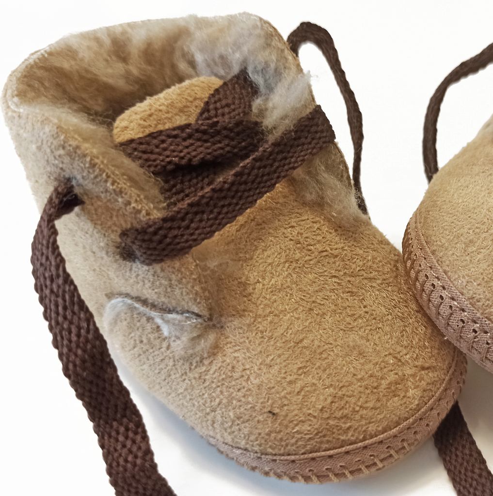 botitas de gamuza beige con corderito peluche adentro unisex
