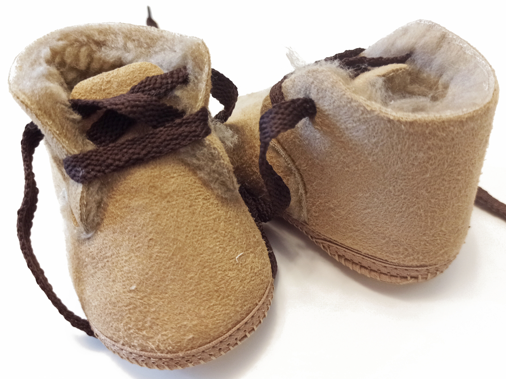 botitas de gamuza beige con corderito peluche adentro unisex