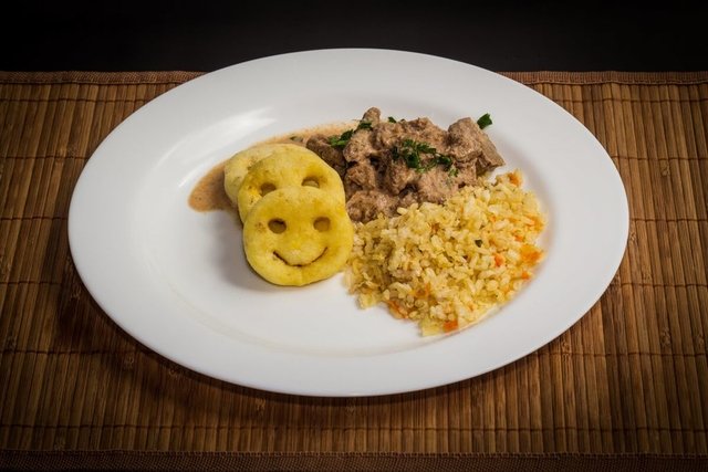 Estrogonofe de Carne com Arroz Integral e Batata Smile (250g) - comprar online