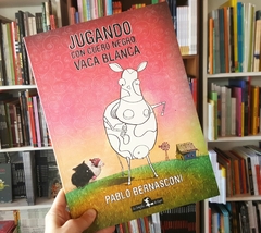 Jugando con Cuero negro, vaca blanca