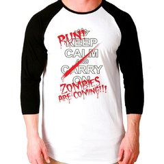 Camiseta Keep Calm Run Zombies Raglan Manga 3/4 Unissex