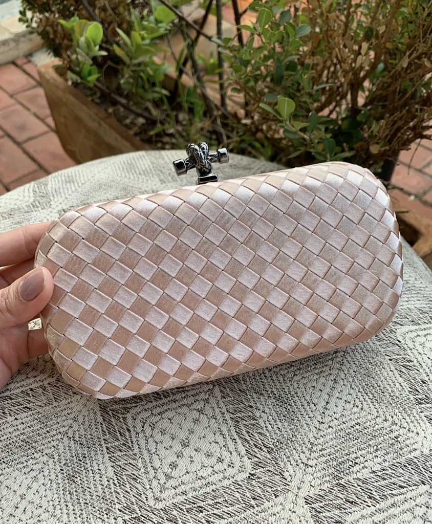 clutch trançada cetim