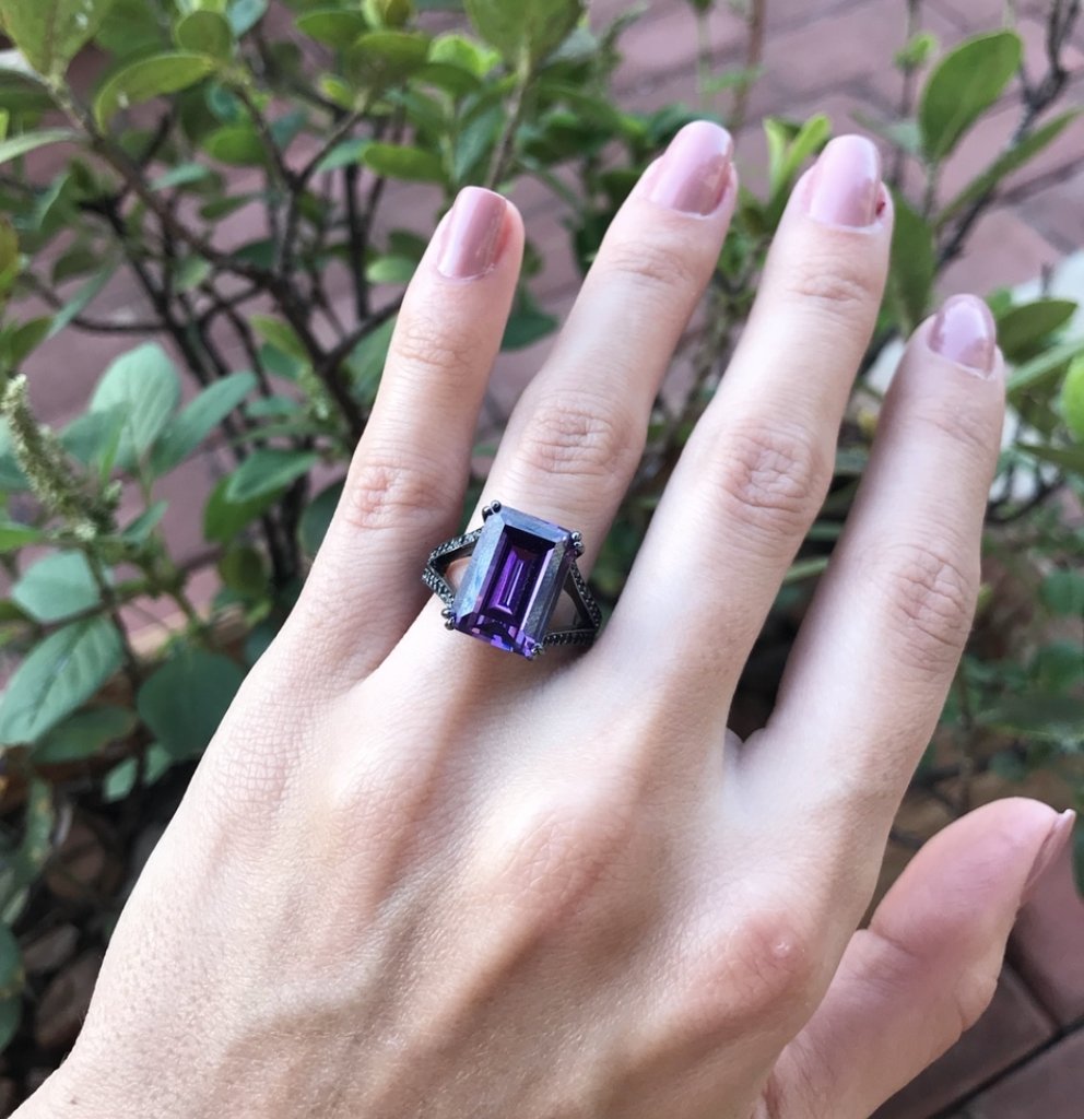 anel solitário pedra Ametista cristal com zircônias negras