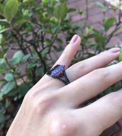 anel solitário pedra Ametista cristal com zircônias negras - comprar online