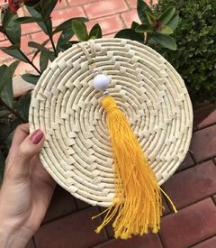 bolsa redonda de palha natural com tassel removível amarelo - comprar online
