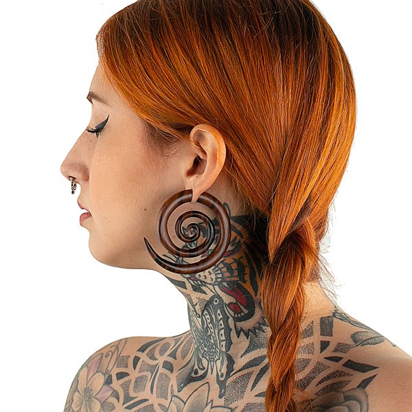 Mulheres com tudo: alargadores, piercings e muitas tattoos!