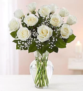 Boquet Arreglo floral de elegantes rosas blancas con gipsophila
