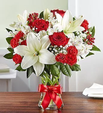 Arreglo floral de liliums blancos con rosas rojas