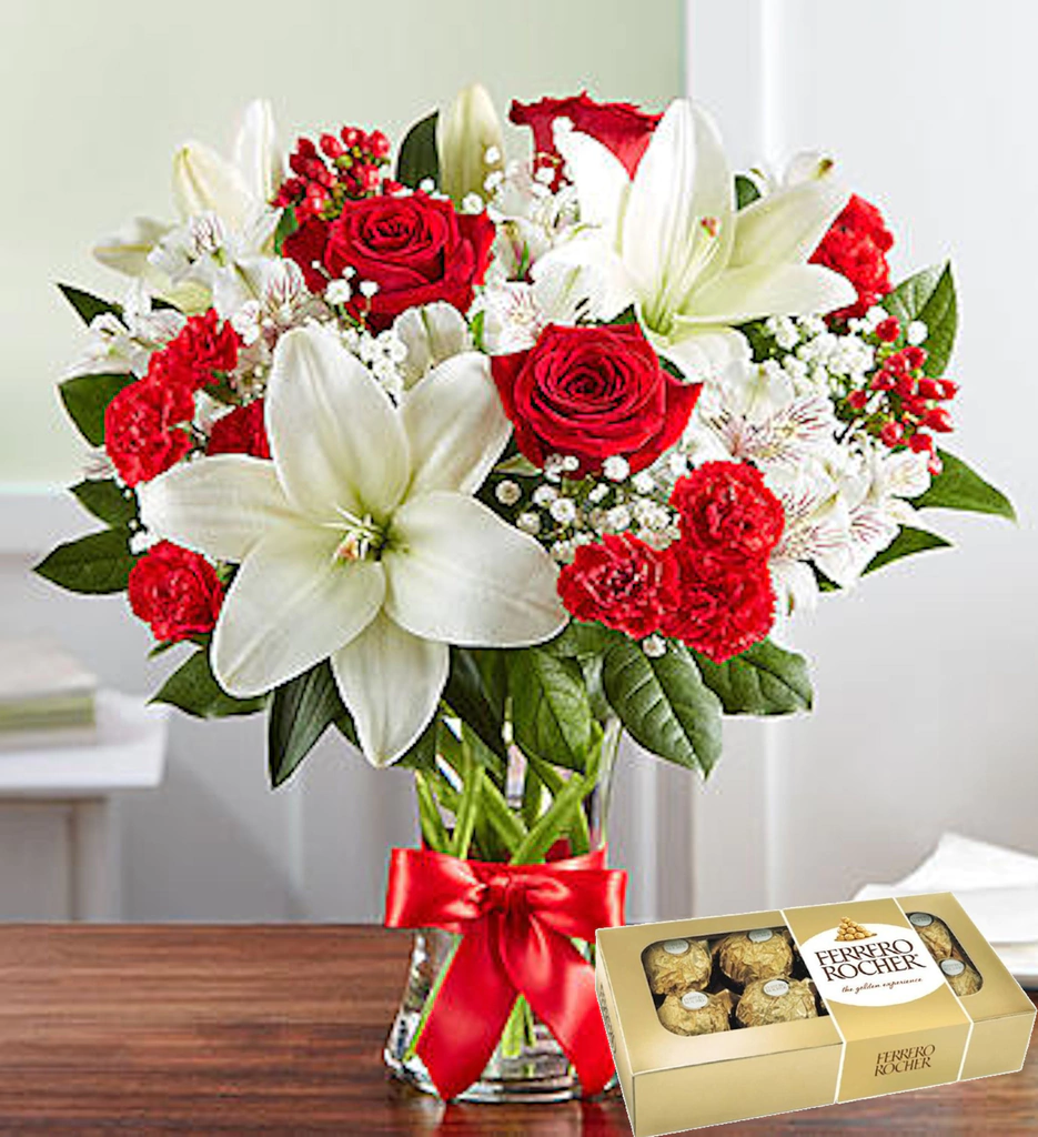Arreglo floral Radiantes lilium blancos con rosas rojas y bombones