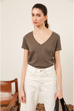 Remera V GRECO (Gris)