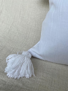 ALMOHADON TUSOR BLANCO CON BORLAS 50X50 - DecoHome