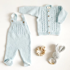 Conjunto saquito + jardinero trenzas Celeste - comprar online
