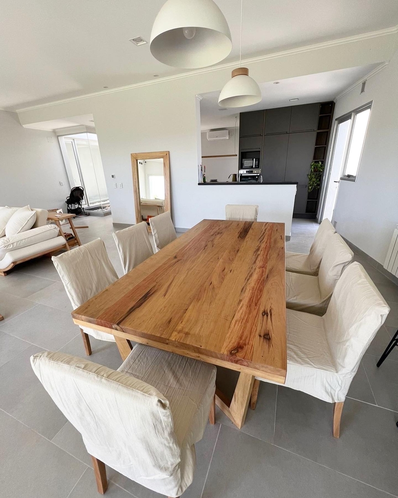 MESA W PIE EN MADERA EN ZOITA 2” C/R Vaca Mística