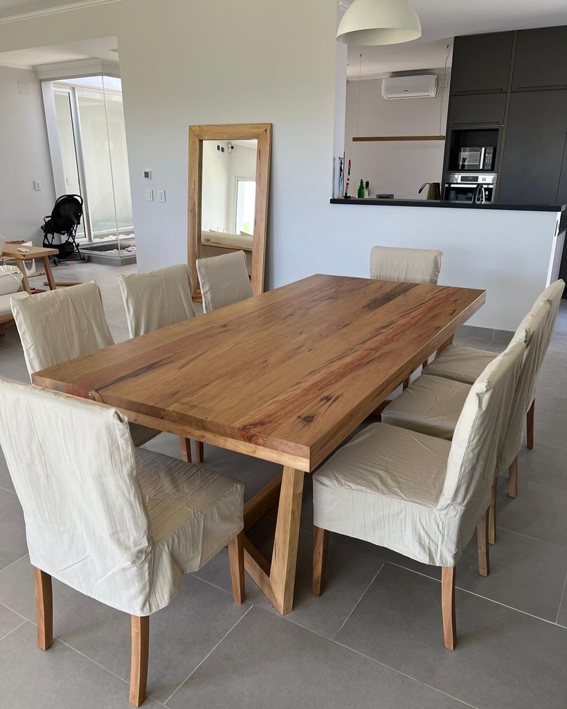 MESA W PIE EN MADERA EN ZOITA 2” C/R Vaca Mística