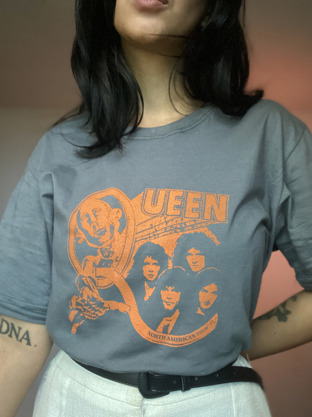 el fin persecucion reporte Camiseta Queen- North America Tour '77 - Versevoid