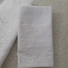 comprar-kit-batizado-toalha-linho-fralda-vela-bordado-branco-presente
