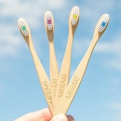 Cepillo de dientes de bambú Meraki - Cerdas fuertes - comprar online
